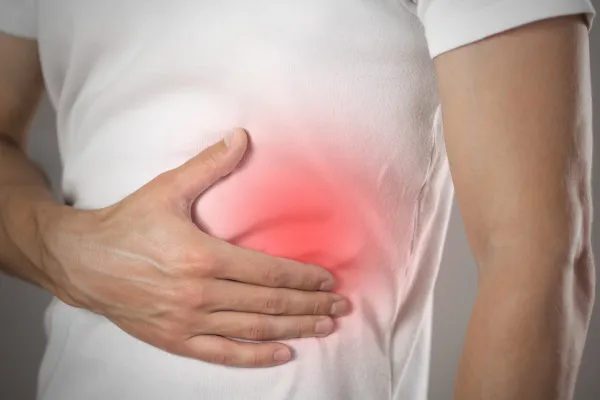 ¿Por Qué Duele el Lado Izquierdo del Abdomen? Causas Comunes y Cuándo